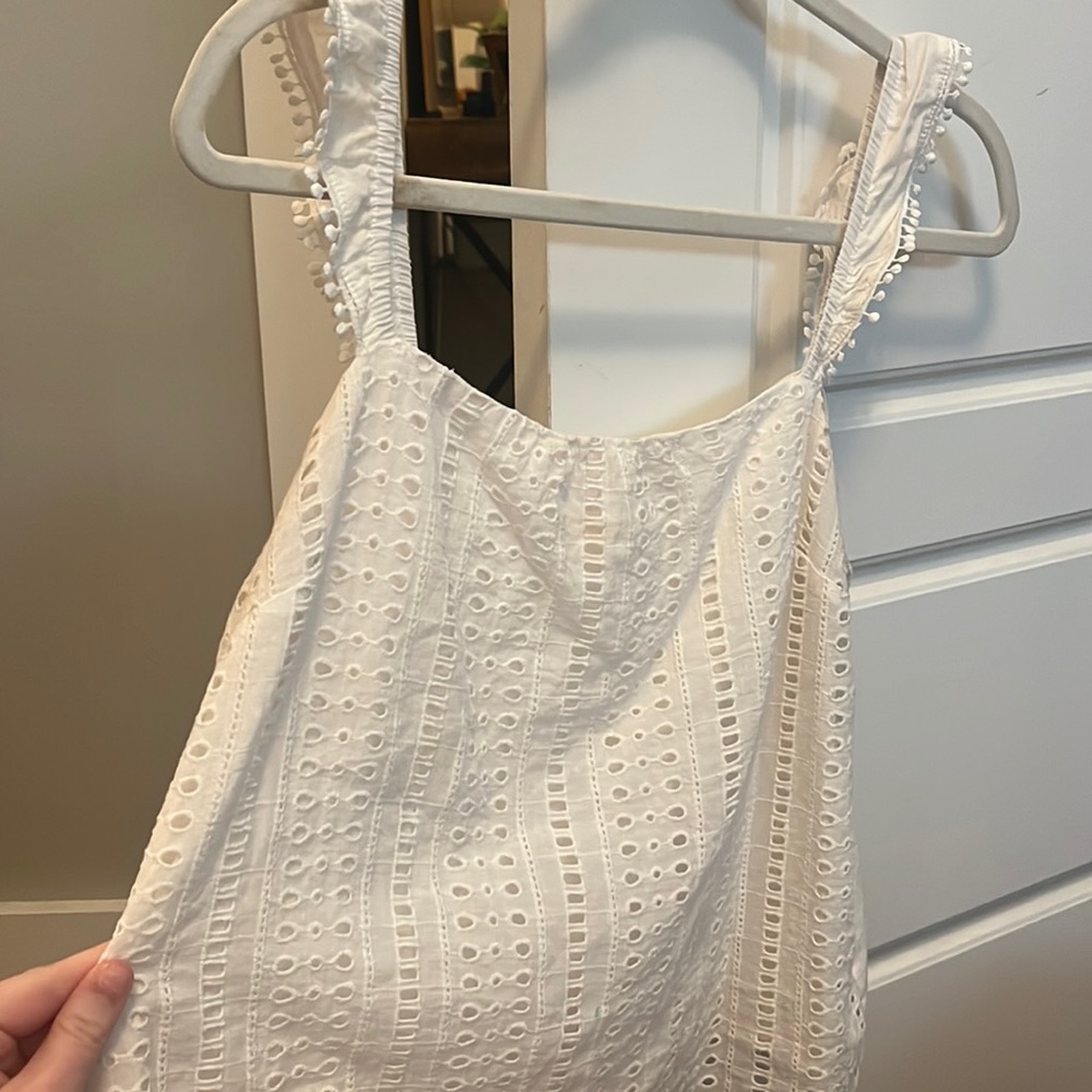 White islet detailed with ruffled strap